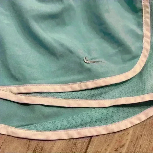 Nike Dri-Fit woman’s shorts size medium - Picture 7 of 11